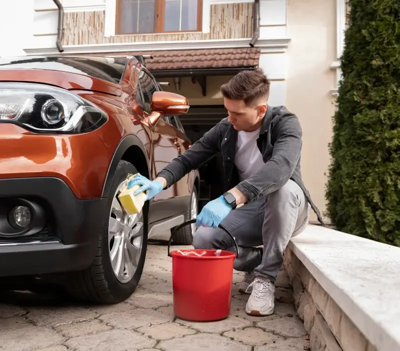 Lavage auto à domicile Saint-Pierre-du-Lorouër : professionnel intervenant sur un véhicule